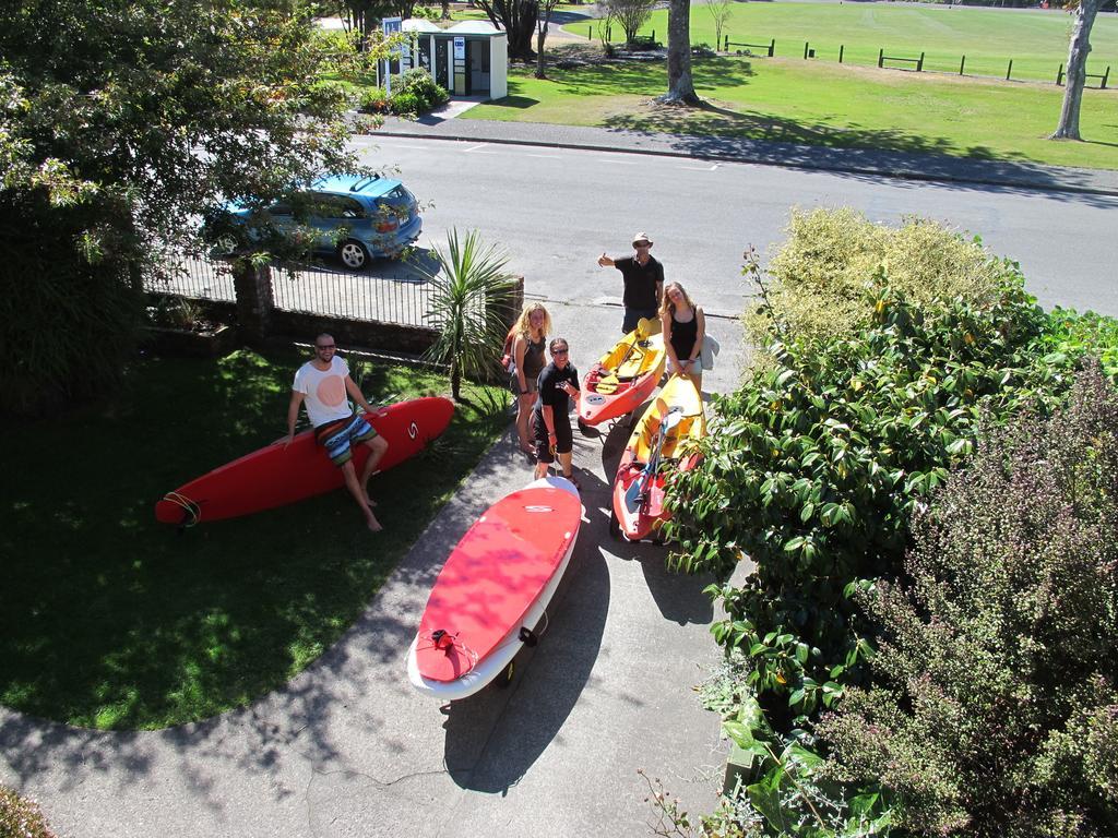 Bazil'S Backpackers Bbh Hostel & Surf School Westport Exteriör bild