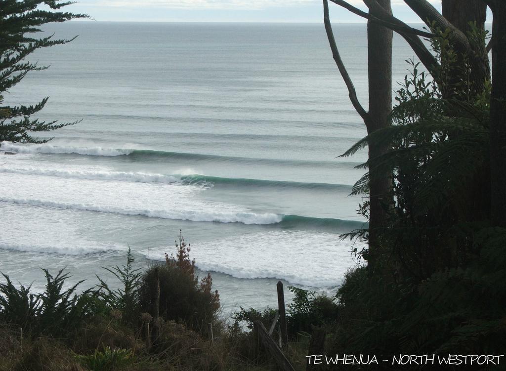 Bazil'S Backpackers Bbh Hostel & Surf School Westport Exteriör bild