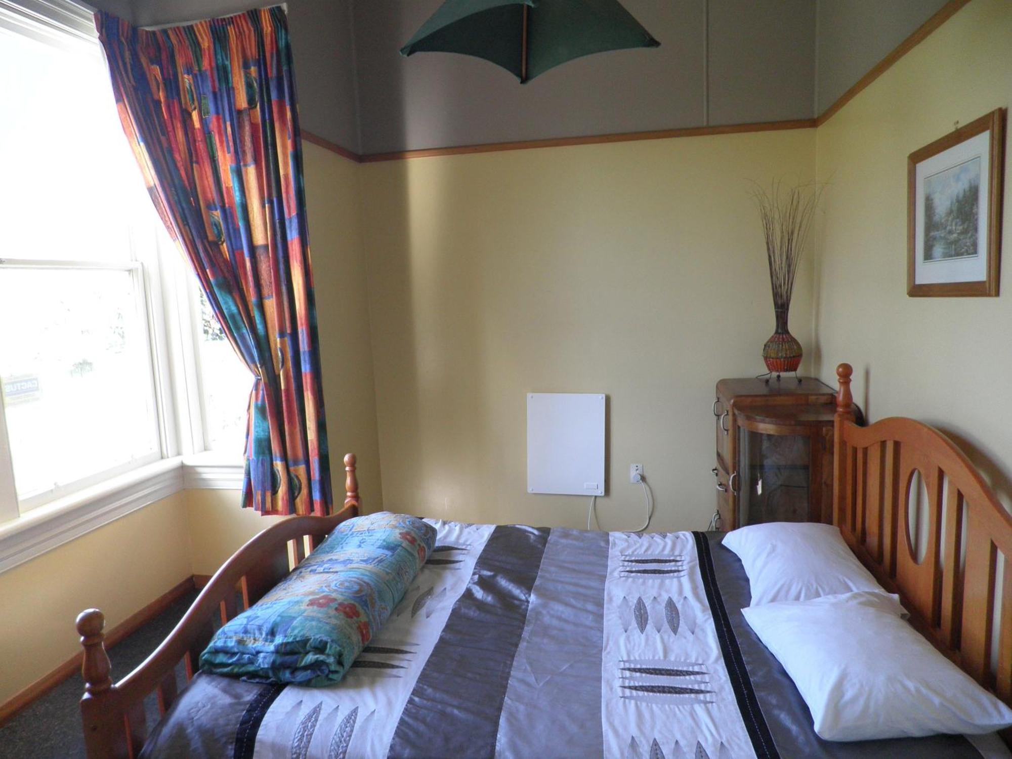 Bazil'S Backpackers Bbh Hostel & Surf School Westport Exteriör bild