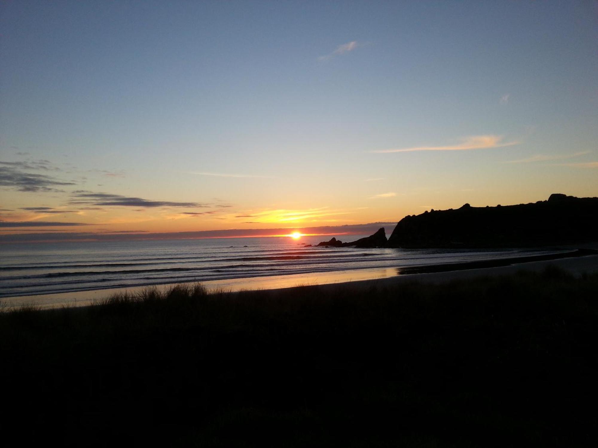Bazil'S Backpackers Bbh Hostel & Surf School Westport Exteriör bild
