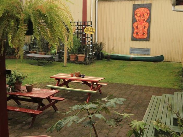 Bazil'S Backpackers Bbh Hostel & Surf School Westport Exteriör bild