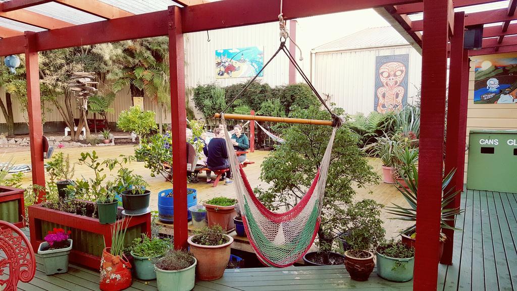 Bazil'S Backpackers Bbh Hostel & Surf School Westport Exteriör bild