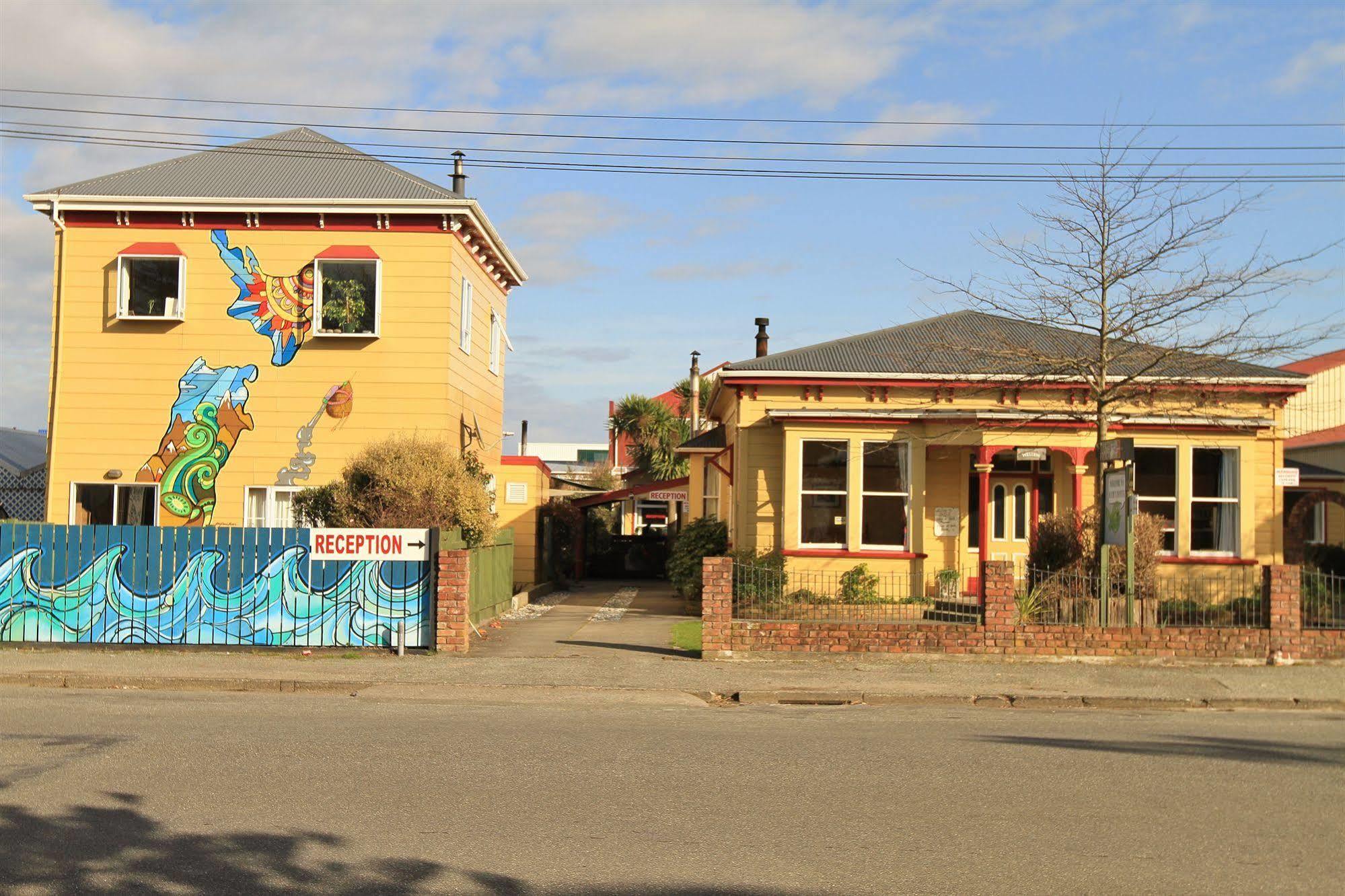 Bazil'S Backpackers Bbh Hostel & Surf School Westport Exteriör bild
