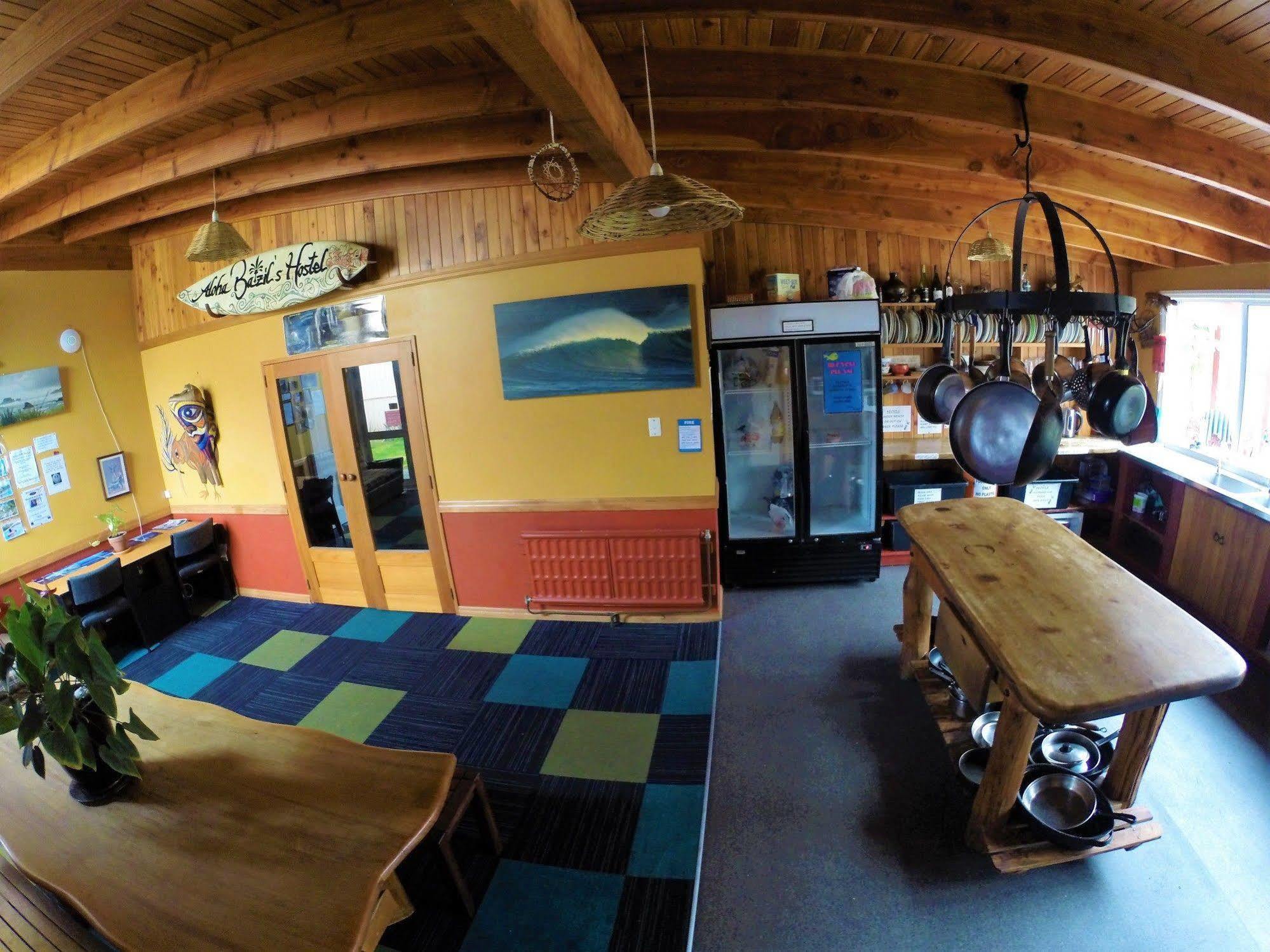 Bazil'S Backpackers Bbh Hostel & Surf School Westport Exteriör bild