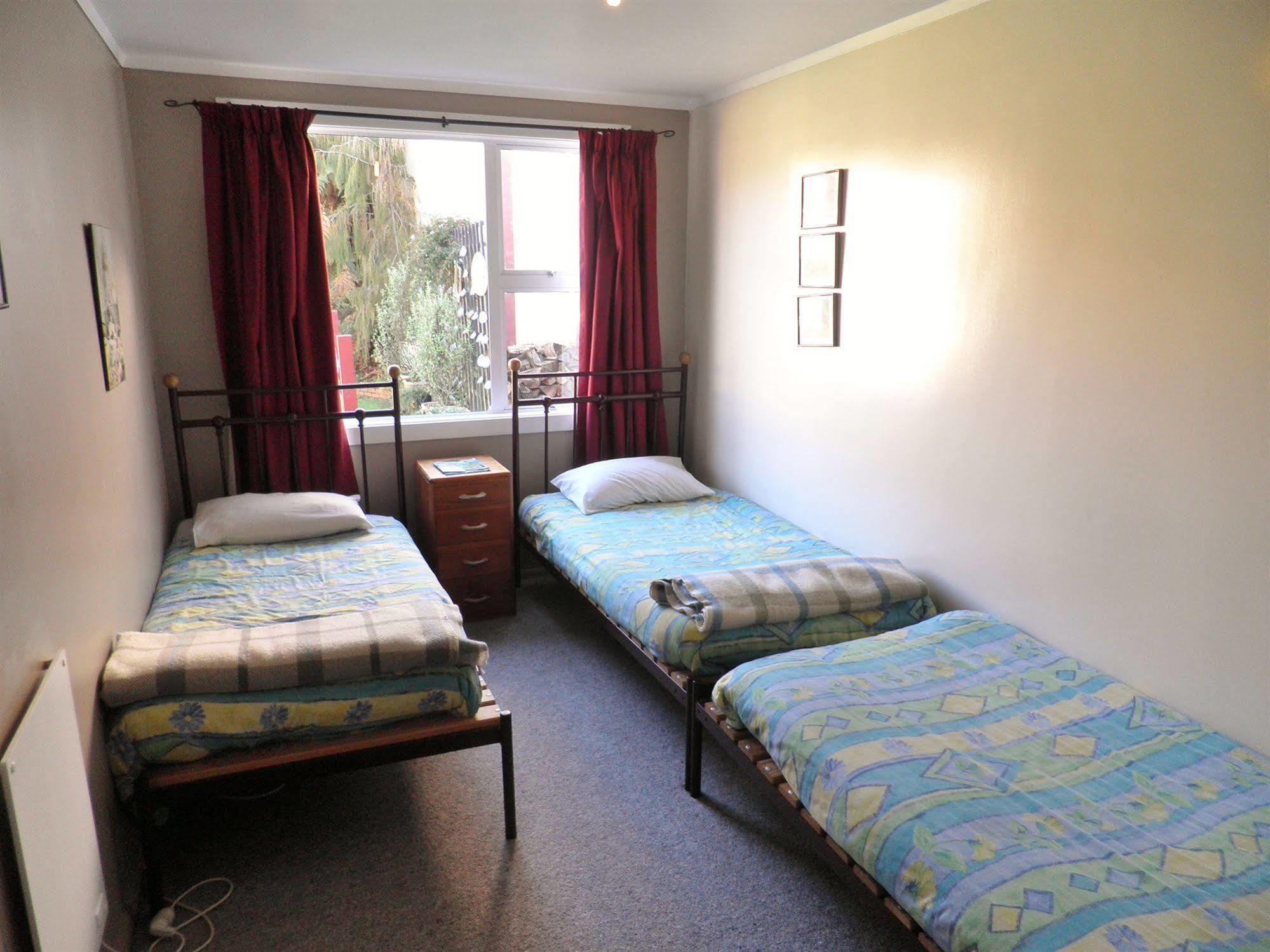 Bazil'S Backpackers Bbh Hostel & Surf School Westport Exteriör bild
