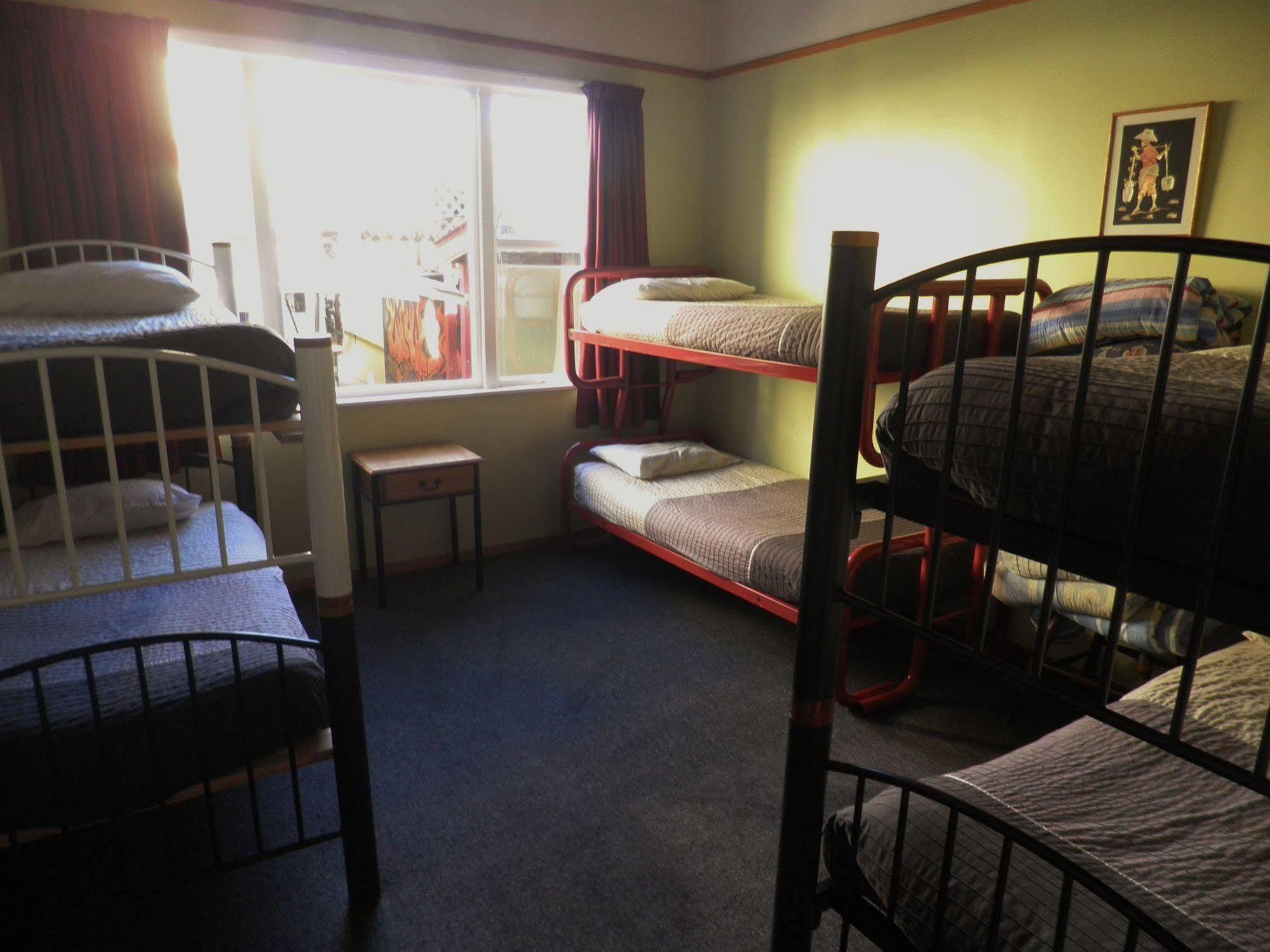 Bazil'S Backpackers Bbh Hostel & Surf School Westport Exteriör bild