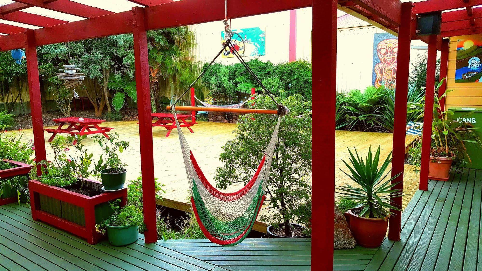 Bazil'S Backpackers Bbh Hostel & Surf School Westport Exteriör bild