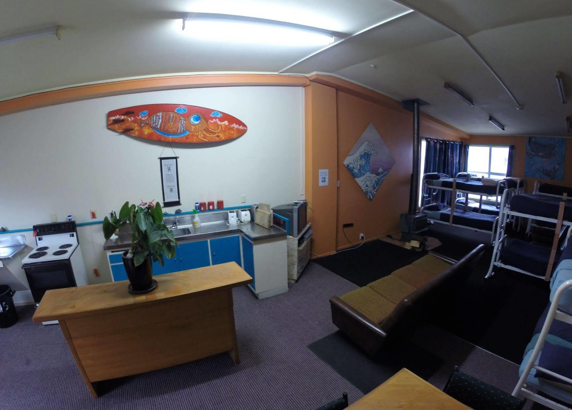 Bazil'S Backpackers Bbh Hostel & Surf School Westport Exteriör bild