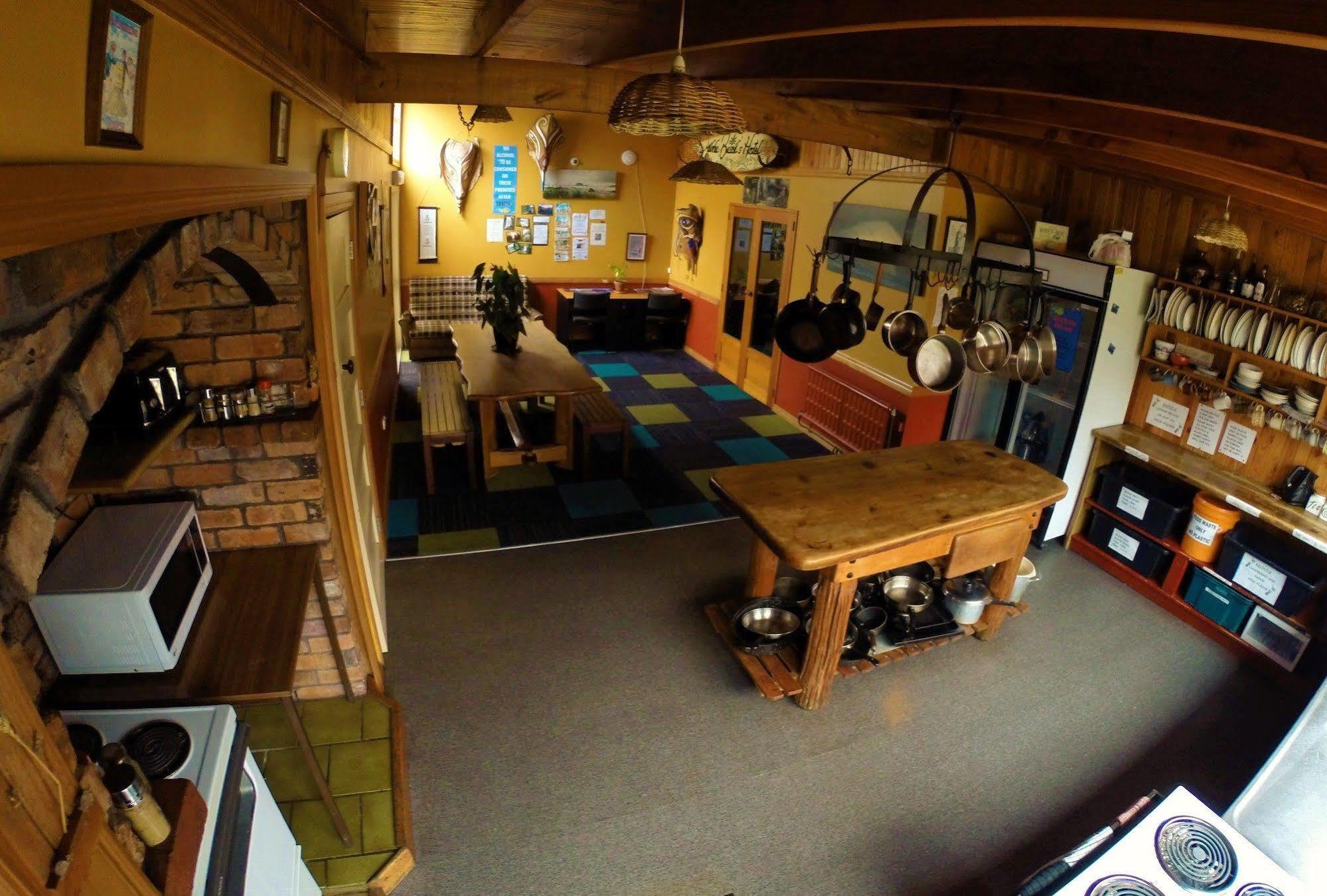 Bazil'S Backpackers Bbh Hostel & Surf School Westport Exteriör bild